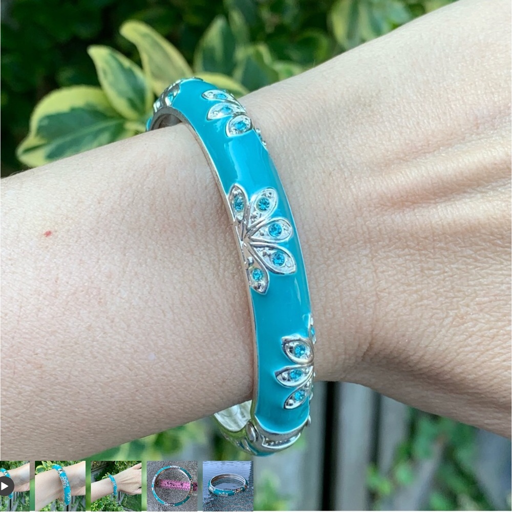 Excellent condition bracelet w hinge